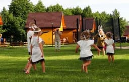 Blockhütte mit Terrasse und Grill