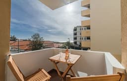 Graue Wohnung im Stadtzentrum mit Meerblick