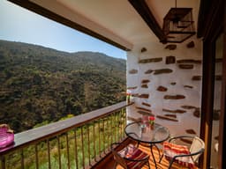 Das Upside Down House mit Whirlpool-Badewanne