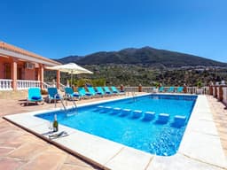 Familienhaus mit großzügigen Außenanlagen