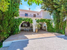 Privates Schwimmbad mit Grill und Feuerstelle