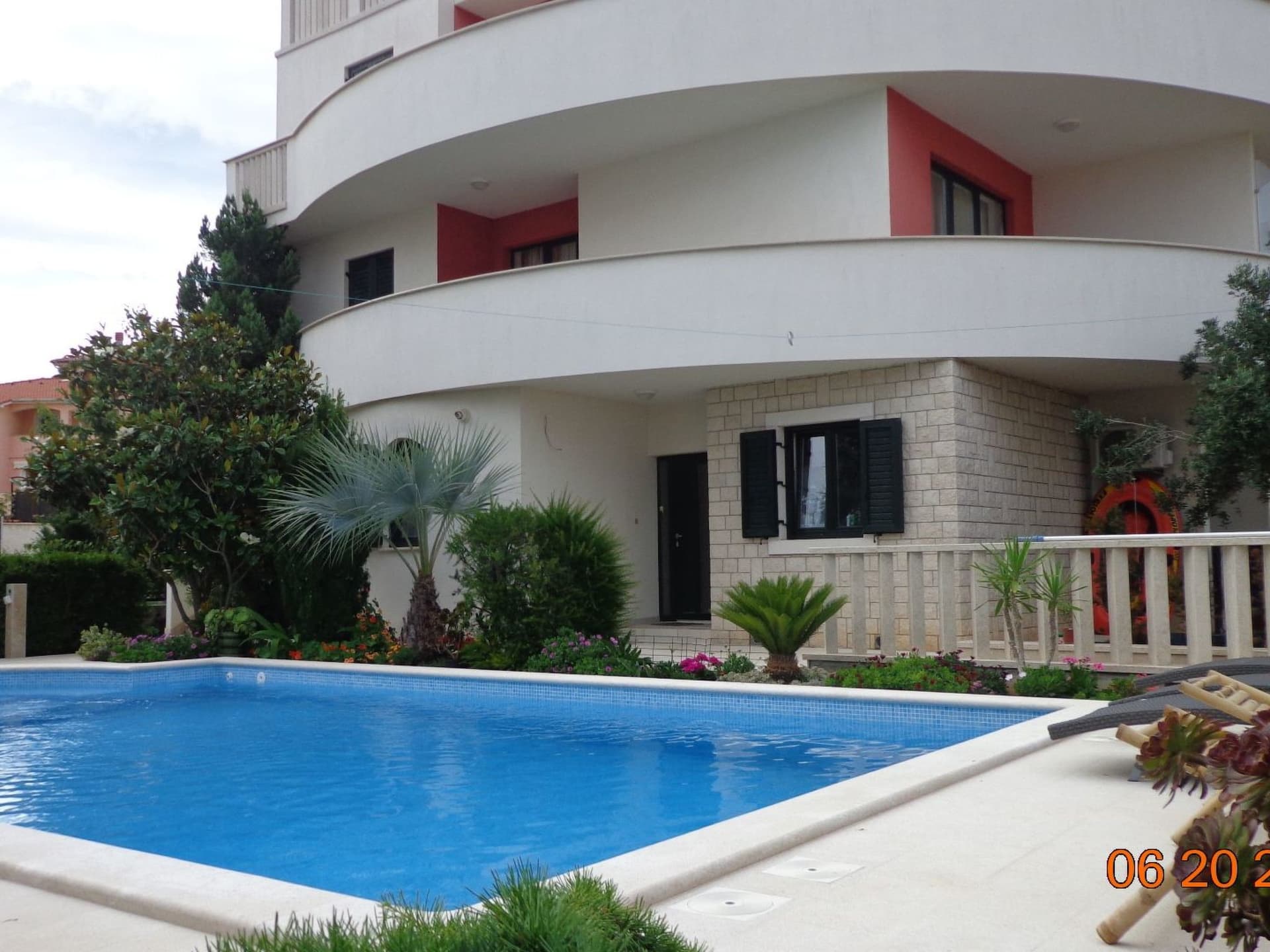 mit Blick auf das Wasser