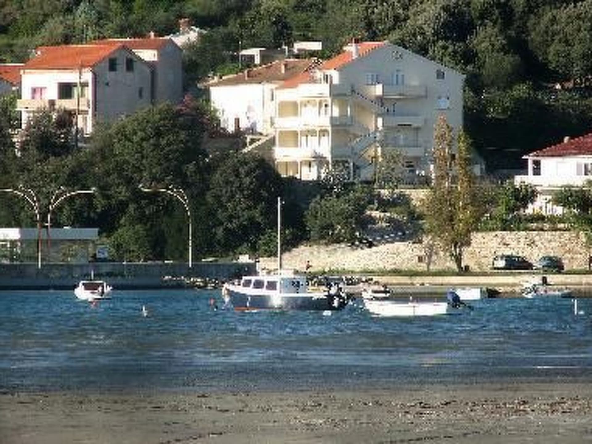 mit Blick auf das Wasser