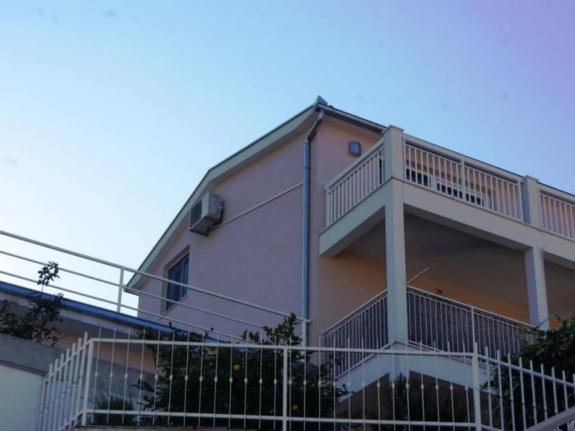 Erdgeschosswohnung mit Terrasse und Meerblick