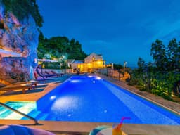 Astonoshing Villa Stone mit beheiztem Pool in Mlini