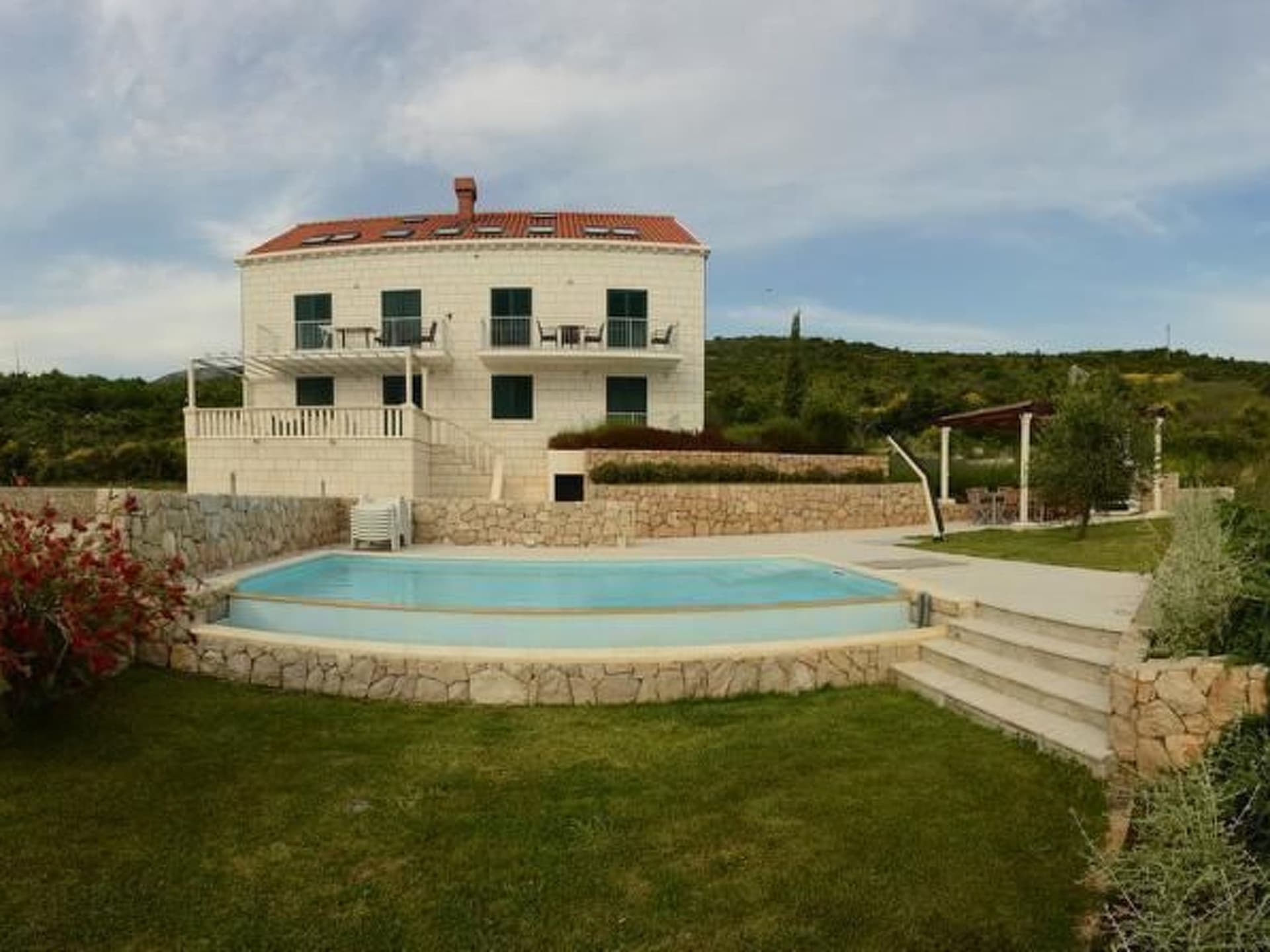 mit Blick auf das Wasser