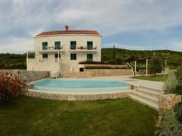 mit Blick auf das Wasser