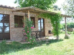 mit großer eigener Laube und Holzofen