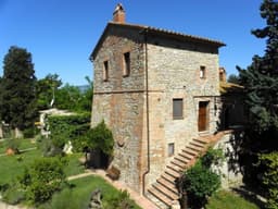 auf zwei Etagen mit eigener Laube