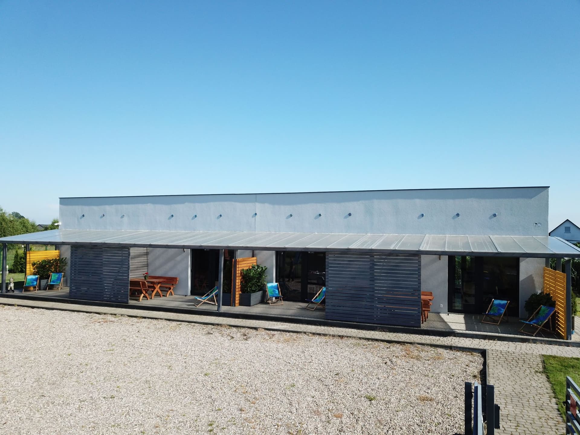 Adama Ewy mit schönem Garten