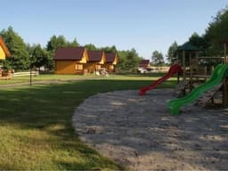 Blockhütte mit Grill und Terrasse in Gleźnówko