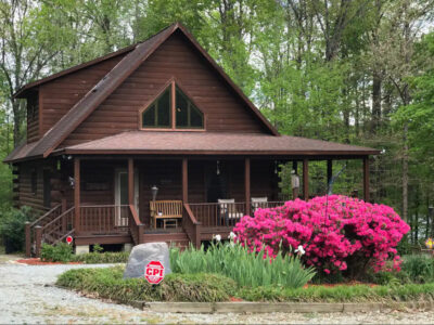 Majestic Lakefront Log Cabin in the NC High Plains