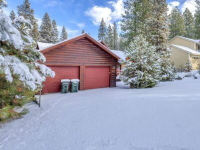 Stunning river views, private hot tub, custom log