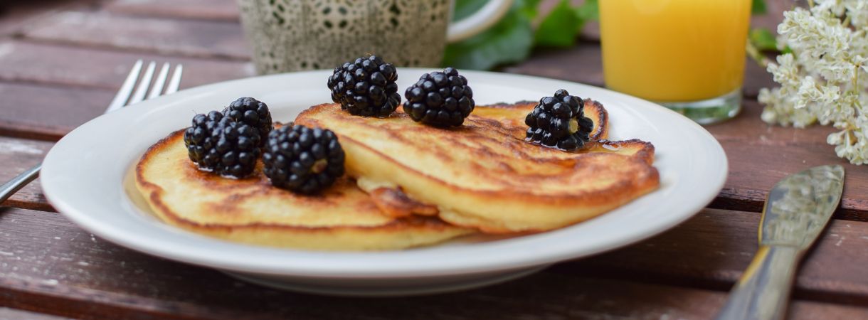 Pancakes with blackberries.