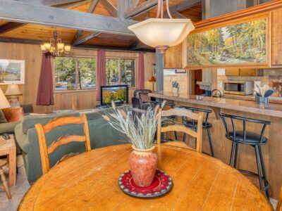 Rustic bungalow in the heart of Sunriver, perks