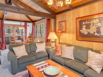 Rustic bungalow in the heart of Sunriver, perks