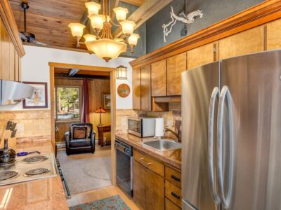 Rustic bungalow in the heart of Sunriver, perks