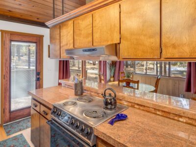 Rustic bungalow in the heart of Sunriver, perks