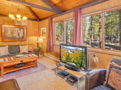 Rustic bungalow in the heart of Sunriver, perks