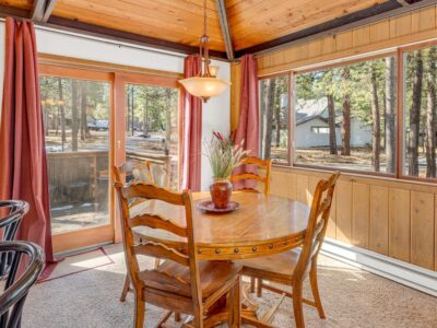 Rustic bungalow in the heart of Sunriver, perks