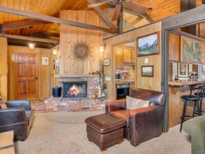 Rustic bungalow in the heart of Sunriver, perks