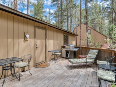 Rustic bungalow in the heart of Sunriver, perks