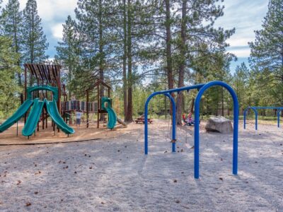 Rustic bungalow in the heart of Sunriver, perks