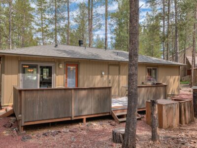 Rustic bungalow in the heart of Sunriver, perks