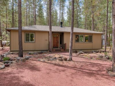 Rustic bungalow in the heart of Sunriver, perks